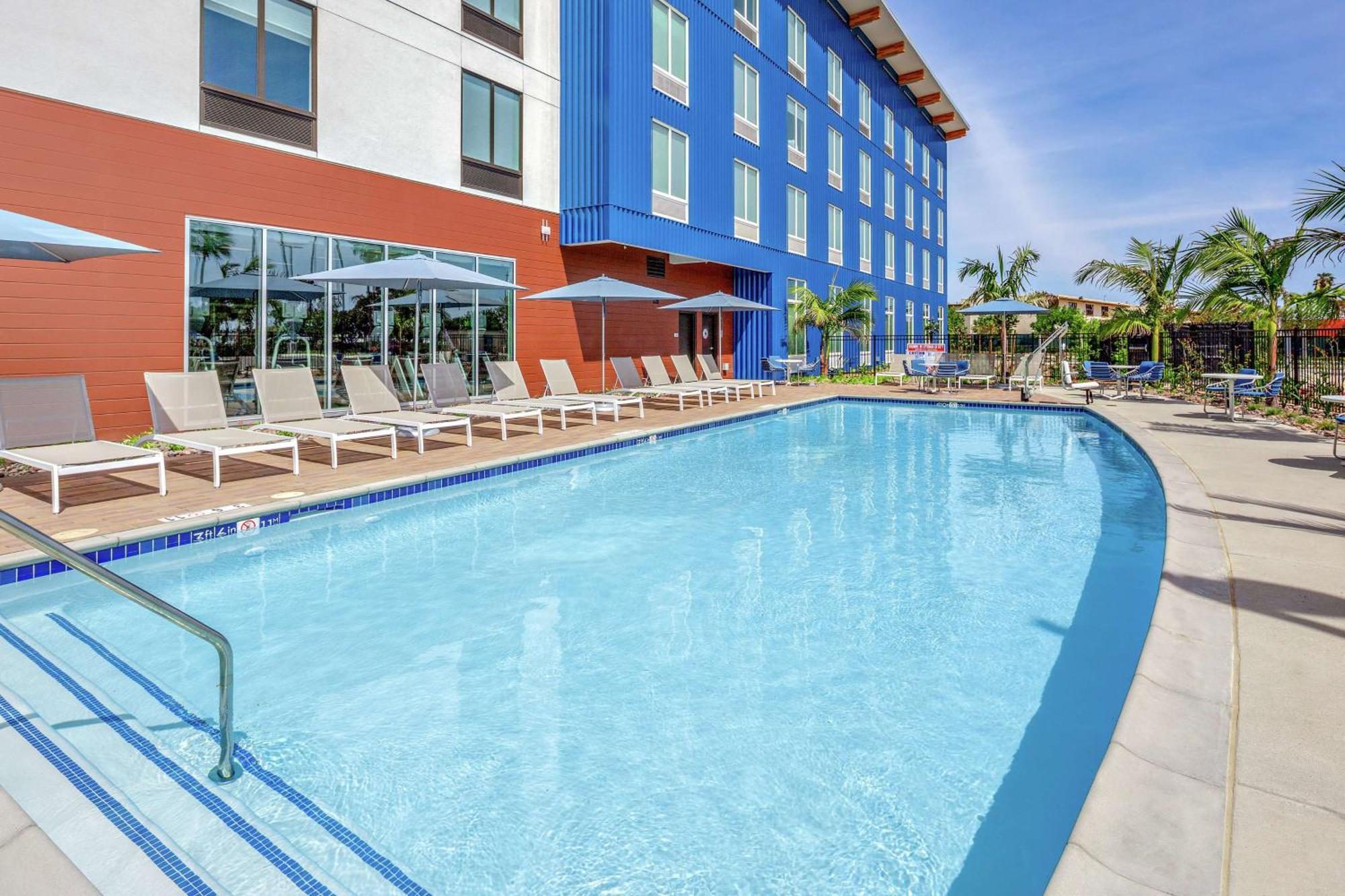 Hampton Inn & Suites San Diego Airport Liberty Station Exterior photo
